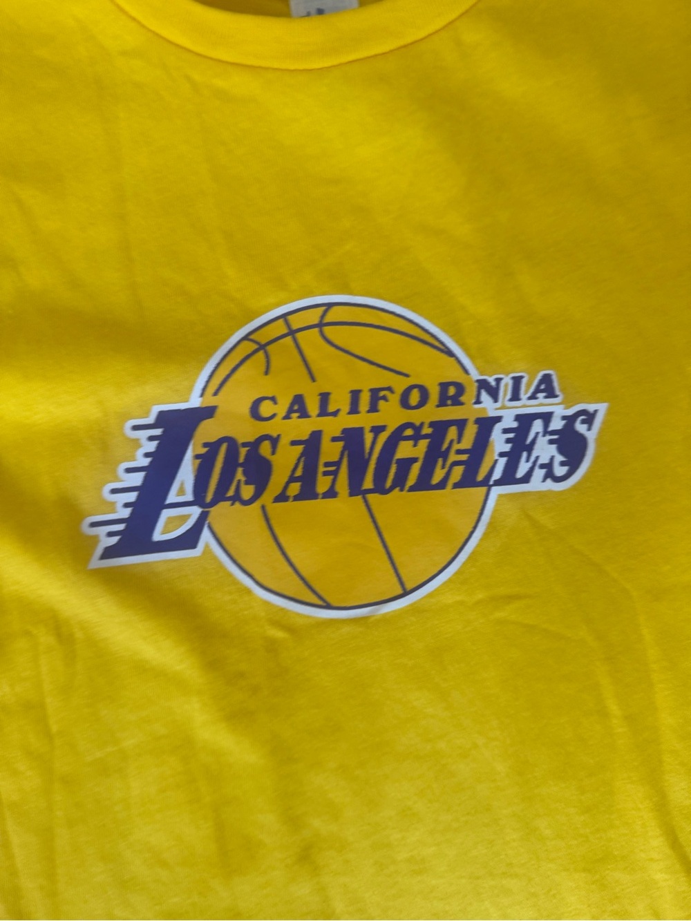 LA Lakers kid’s T Shirt Size 7/8 Yellow Basketball Outdoor T- Shirt - Picture 3 of 6